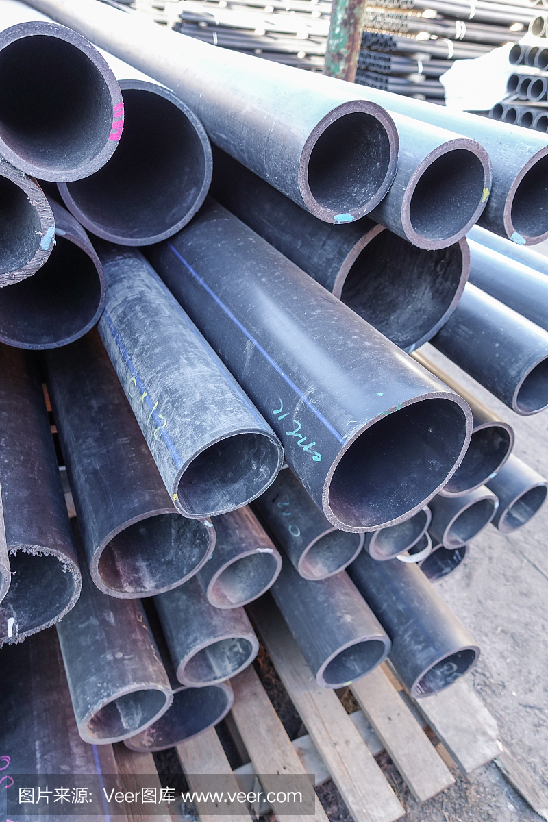 各種尺寸和直徑的舊塑料管